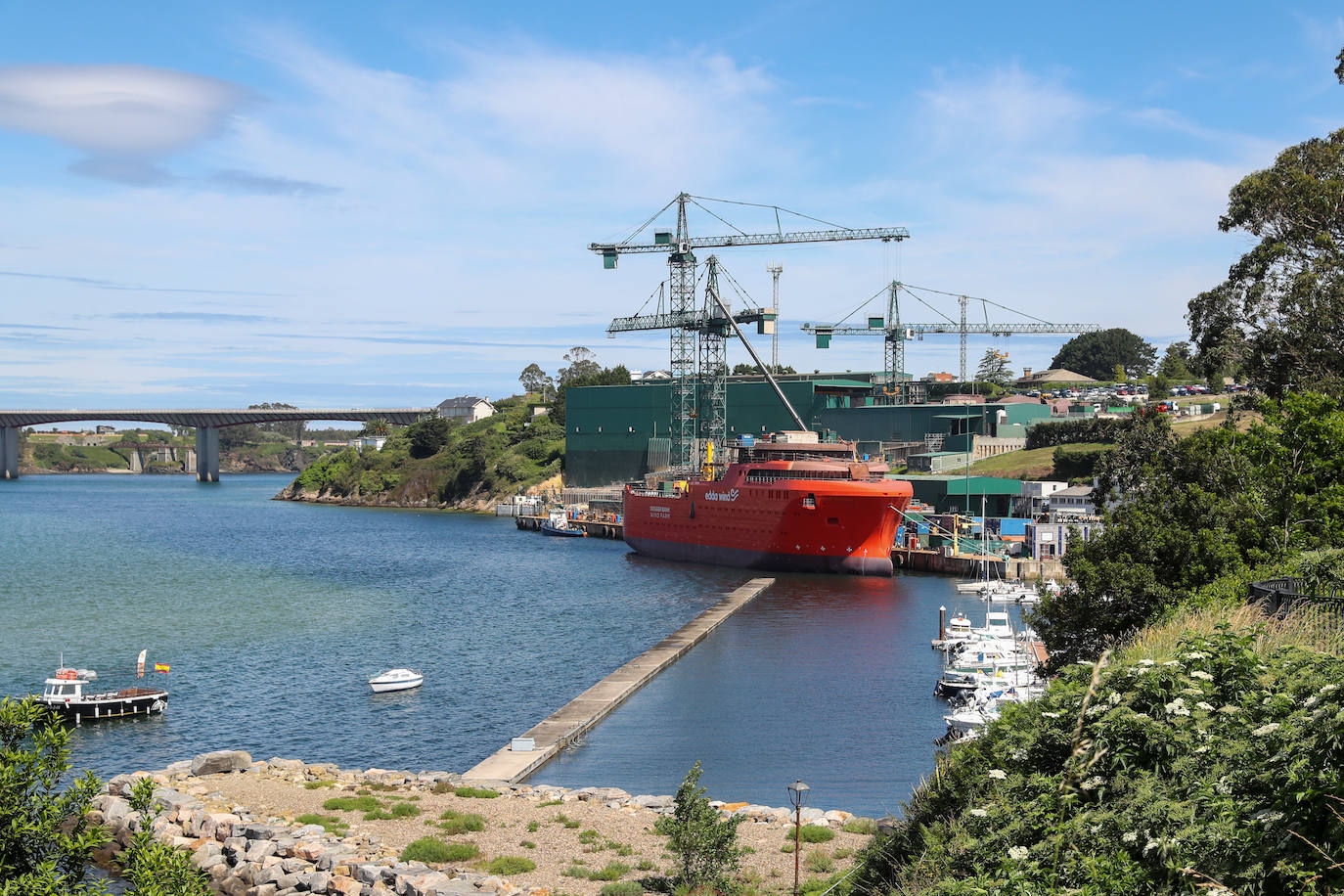 La empresa que encabeza Álvaro Platero construye barcos innovadores. Son tecnológicamente los más avanzados del mundo, con propulsión de hidrógeno o 100% eléctricos. Desde Castropol exporta la totalidad de su producción, fundamentalmente a Noruega, país que se ha convertido en un principal cliente.