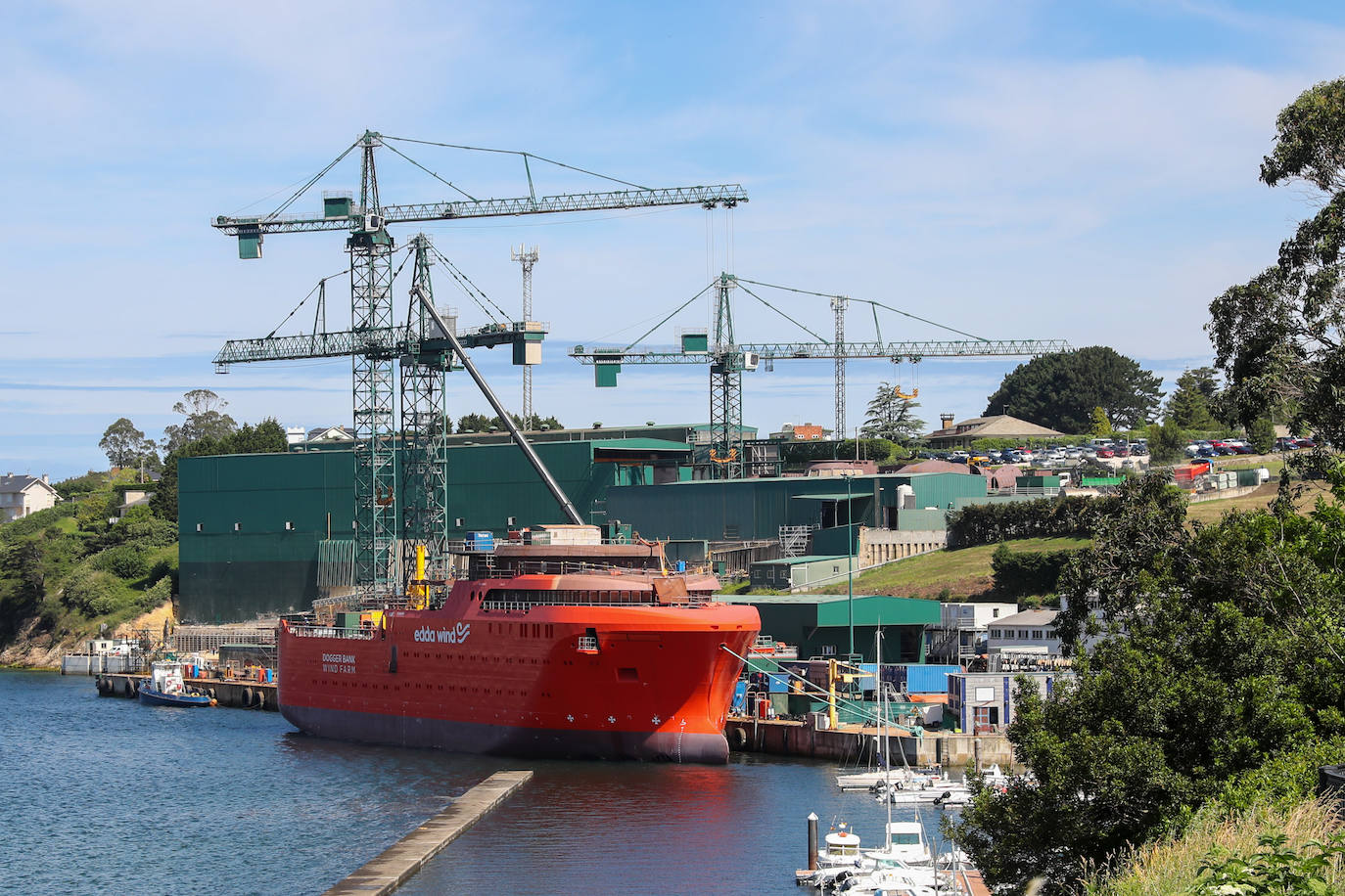 La empresa que encabeza Álvaro Platero construye barcos innovadores. Son tecnológicamente los más avanzados del mundo, con propulsión de hidrógeno o 100% eléctricos. Desde Castropol exporta la totalidad de su producción, fundamentalmente a Noruega, país que se ha convertido en un principal cliente.