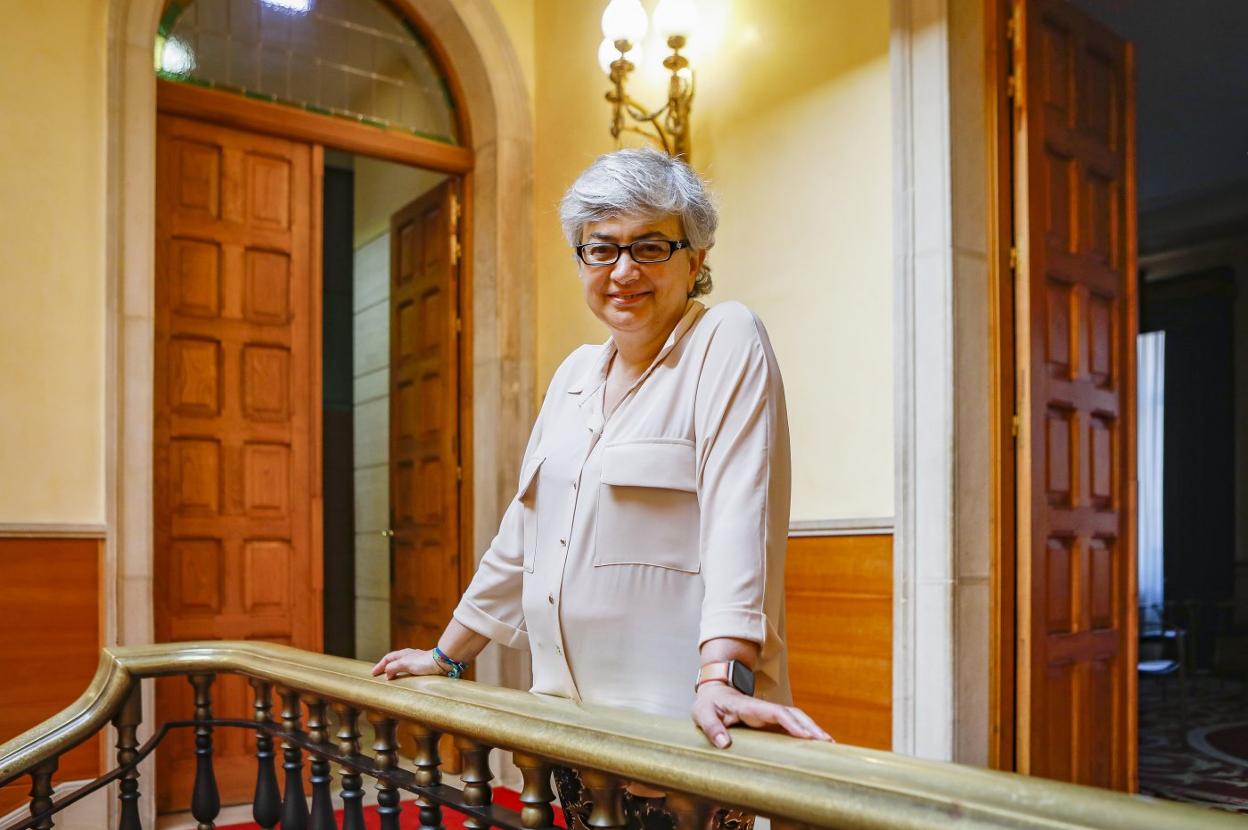 La alcaldesa, Ana González, frente a las dependencias de la alcaldía en la Casa Consistorial. 