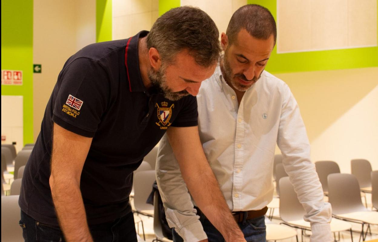 Alberto Pajeres y Ángel García ojean la documentación. 