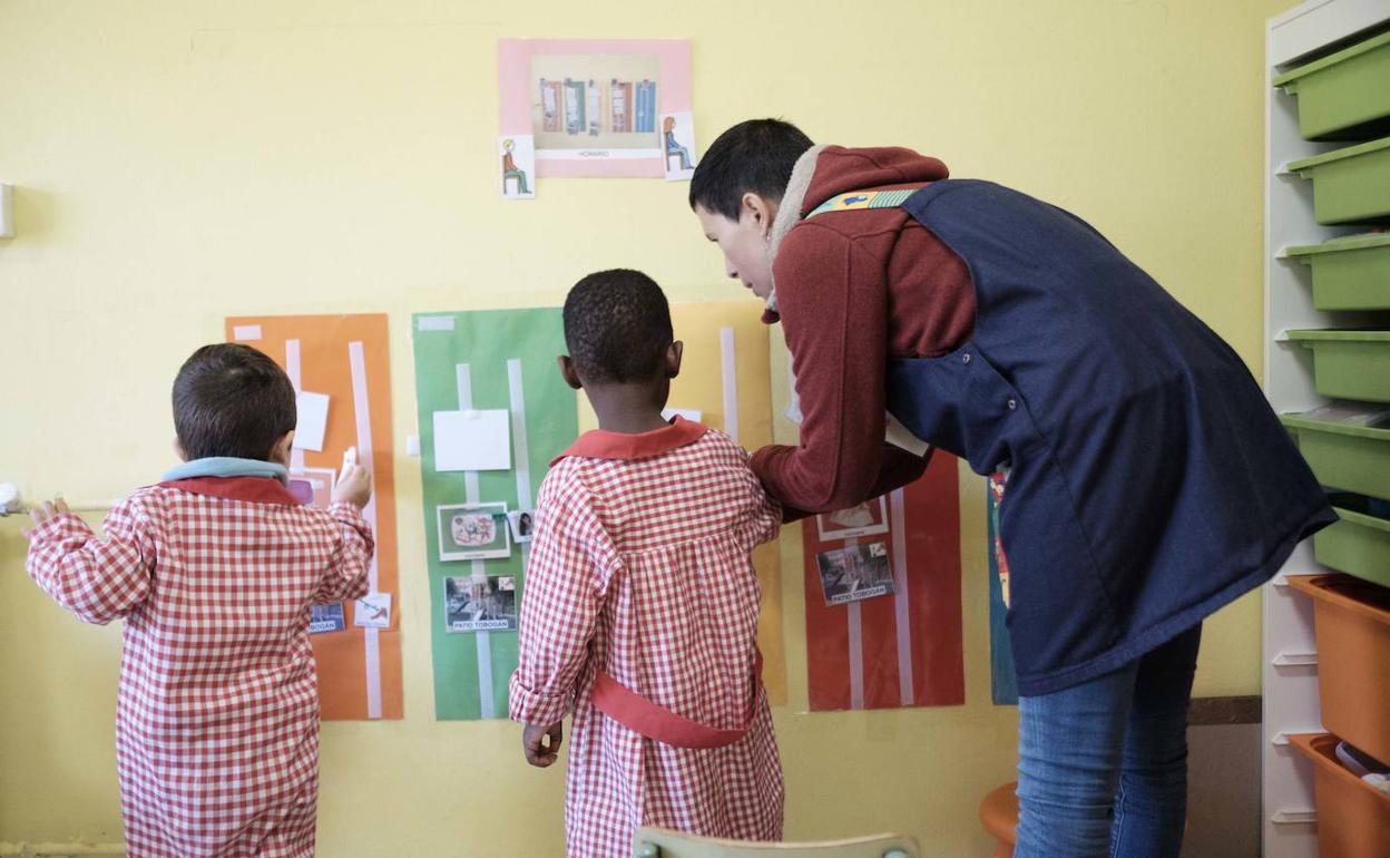 Dos alumnos en un Aula Abierta, de atención a niños con TEA, en un colegio gijonés.