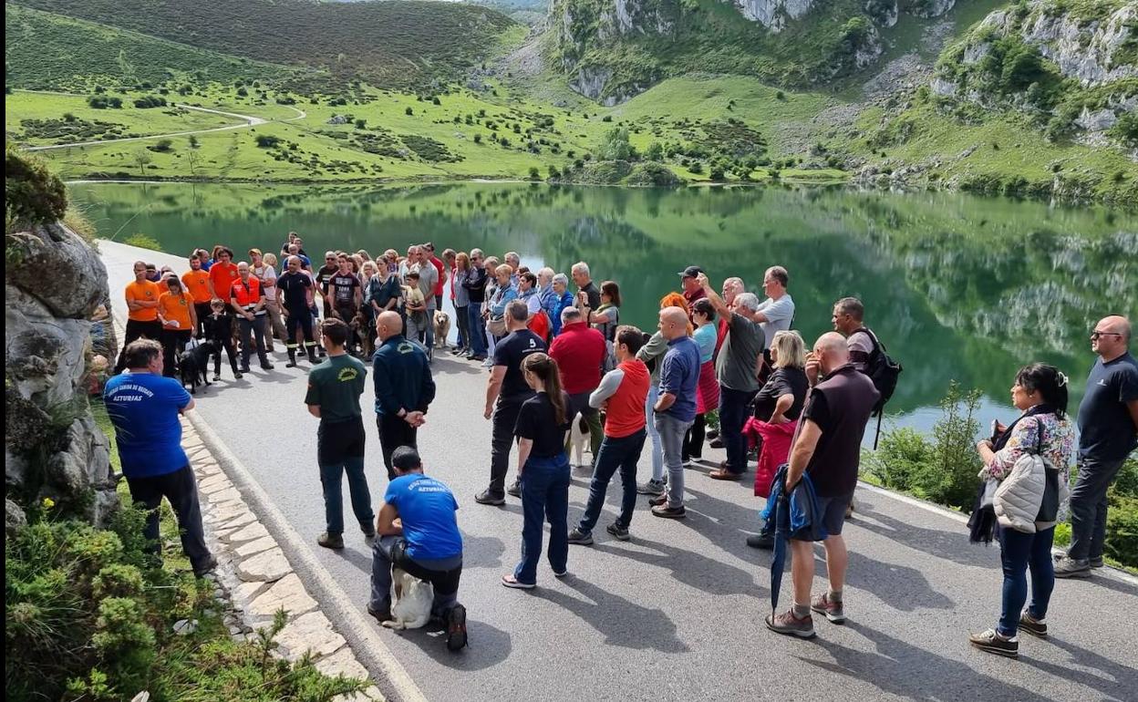 La Unidad Canina de Rescate, Guardia Civil y Bomberos del Principado, el Grupo del Perro de Salvamento del País Vasco y amigos y familiares de las víctimas se dieron cita en los Lagos durante el homenaje con el que cada año mantienen viva la memoria de las víctimas del siniestro. 