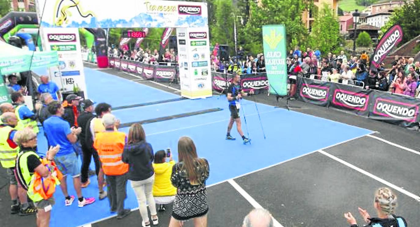 Llegada a la meta en Arenas de Cabrales de los primeros corredores de la Travesera. 