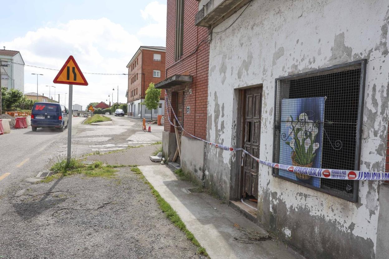 El edificio, cuya planta superior ardió la pasada semana, lleva más de seis años okupado por diferentes grupos de personas. 