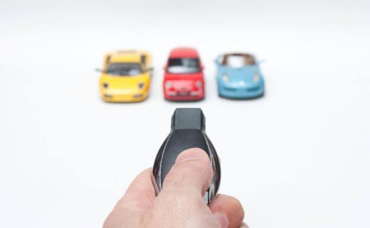 Los ciberdelincuentes profesionales utilizan virus informáticos para robar o 'secuestrar' los coches.