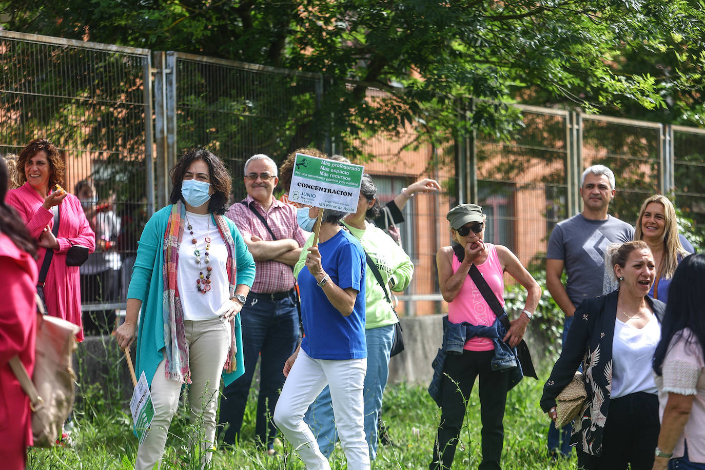 La comunidad educativa del instituto Pérez de Ayala se manifiesta para exigir al Principado la contratación de treinta nuevos profesores de cara al próximo curso.