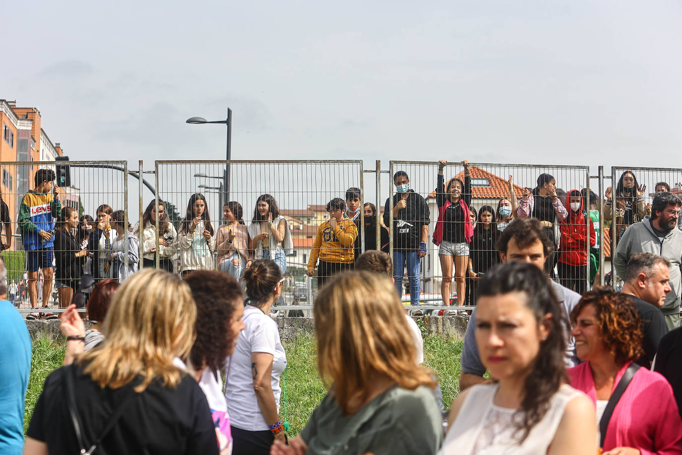 La comunidad educativa del instituto Pérez de Ayala se manifiesta para exigir al Principado la contratación de treinta nuevos profesores de cara al próximo curso.