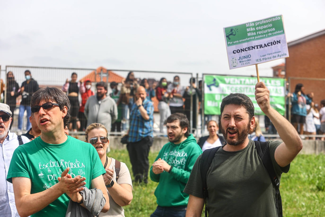 La comunidad educativa del instituto Pérez de Ayala se manifiesta para exigir al Principado la contratación de treinta nuevos profesores de cara al próximo curso.