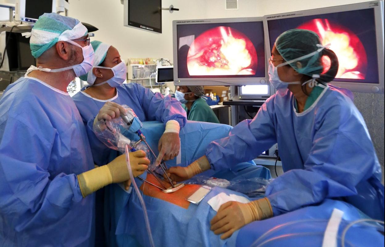 Uno de los equipos de cirujanos del HUCA, durante una intervención torácica. 