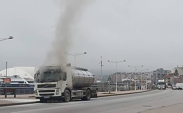 El incendio de un camión cisterna en la ría de Avilés mantiene el tráfico desviado y con restricciones en la avenida del Conde de Guadalhorce.