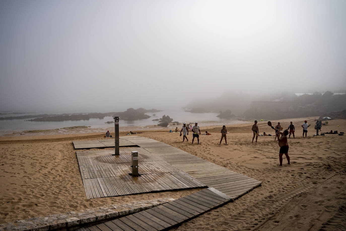 Fotos: Las playas asturianas se llenan en un día en el que los termómetros superan los 30 grados