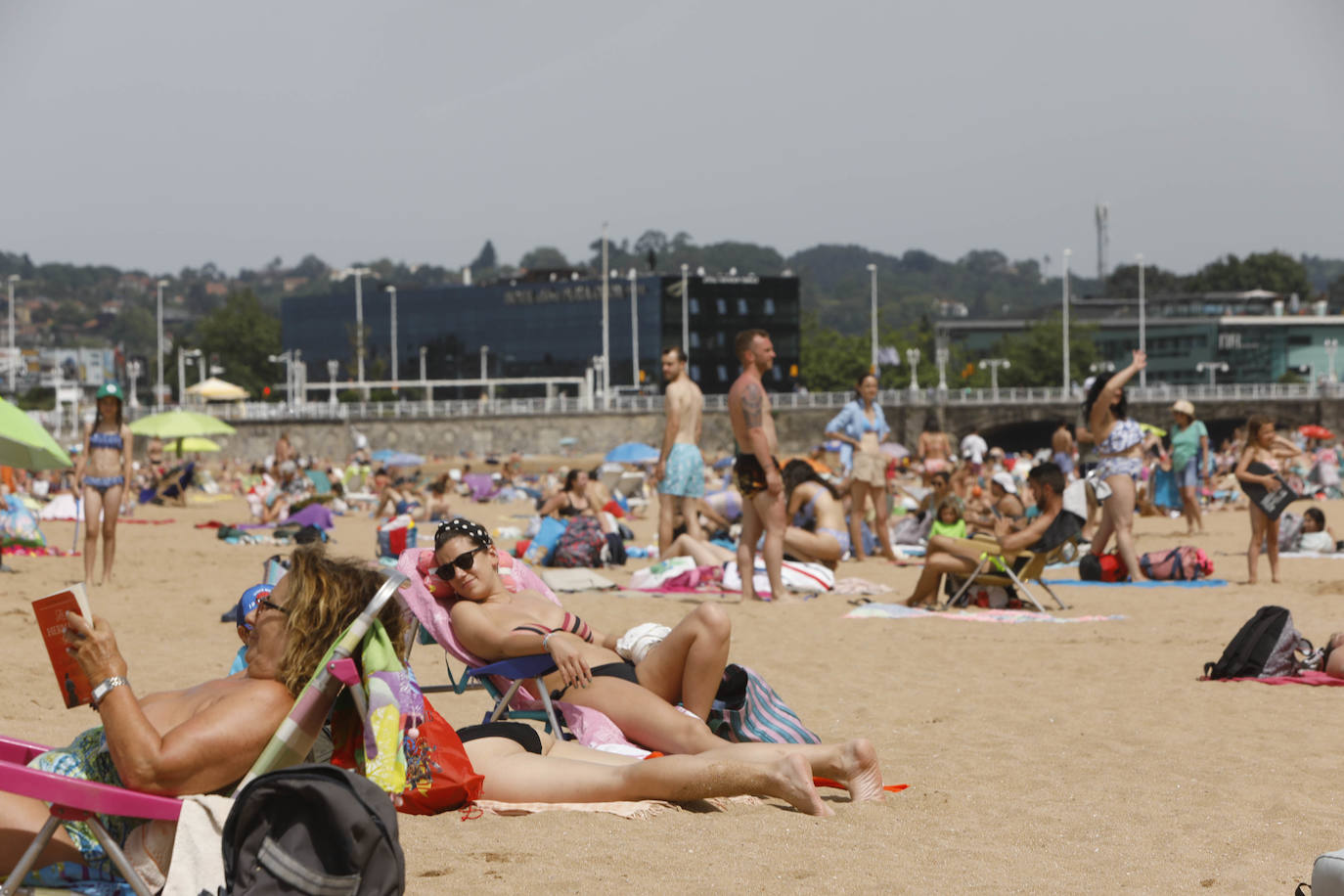 Fotos: Las playas asturianas se llenan en un día en el que los termómetros superan los 30 grados