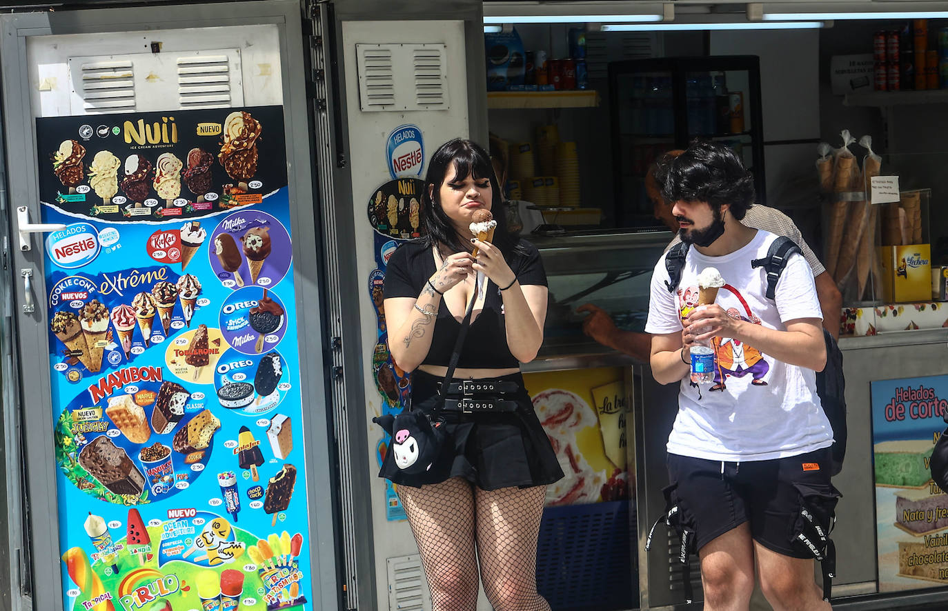 Fotos: Las playas asturianas se llenan en un día en el que los termómetros superan los 30 grados