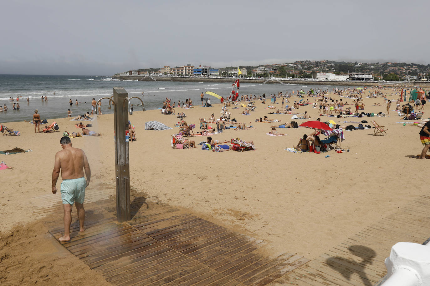 Fotos: Las playas asturianas se llenan en un día en el que los termómetros superan los 30 grados