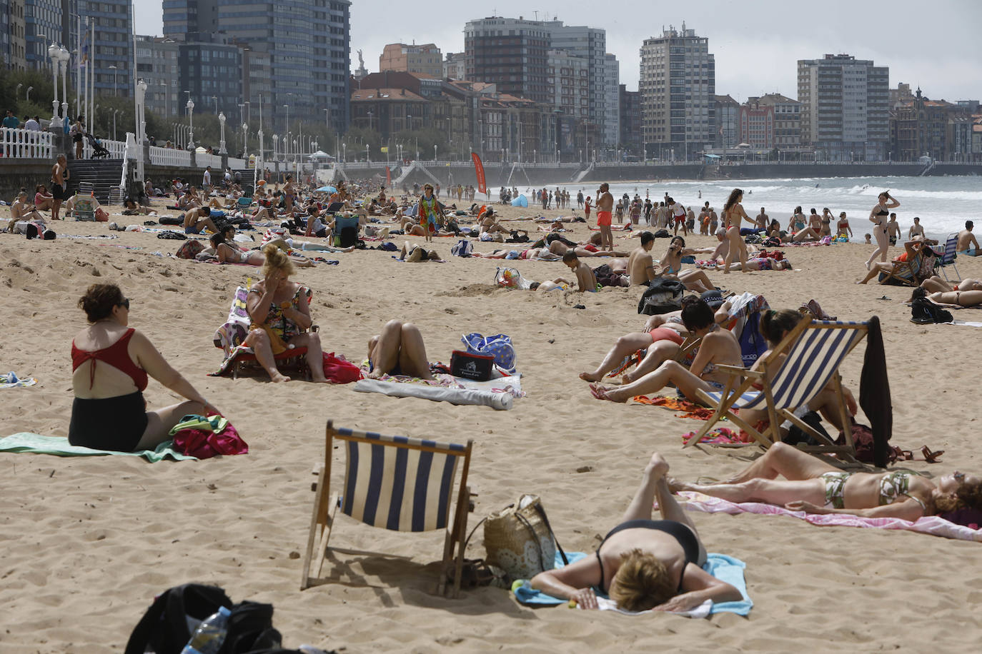 Fotos: Las playas asturianas se llenan en un día en el que los termómetros superan los 30 grados