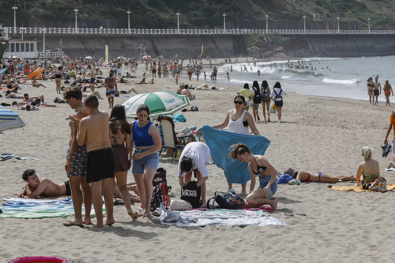 Fotos: Las playas asturianas se llenan en un día en el que los termómetros superan los 30 grados