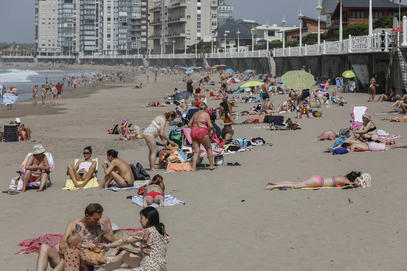 Fotos: Las playas asturianas se llenan en un día en el que los termómetros superan los 30 grados