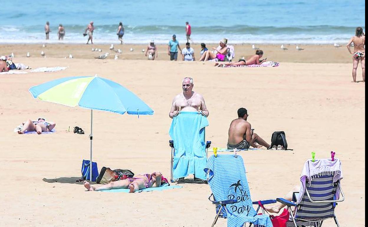 Varios usuarios de la playa de San Lorenzo.