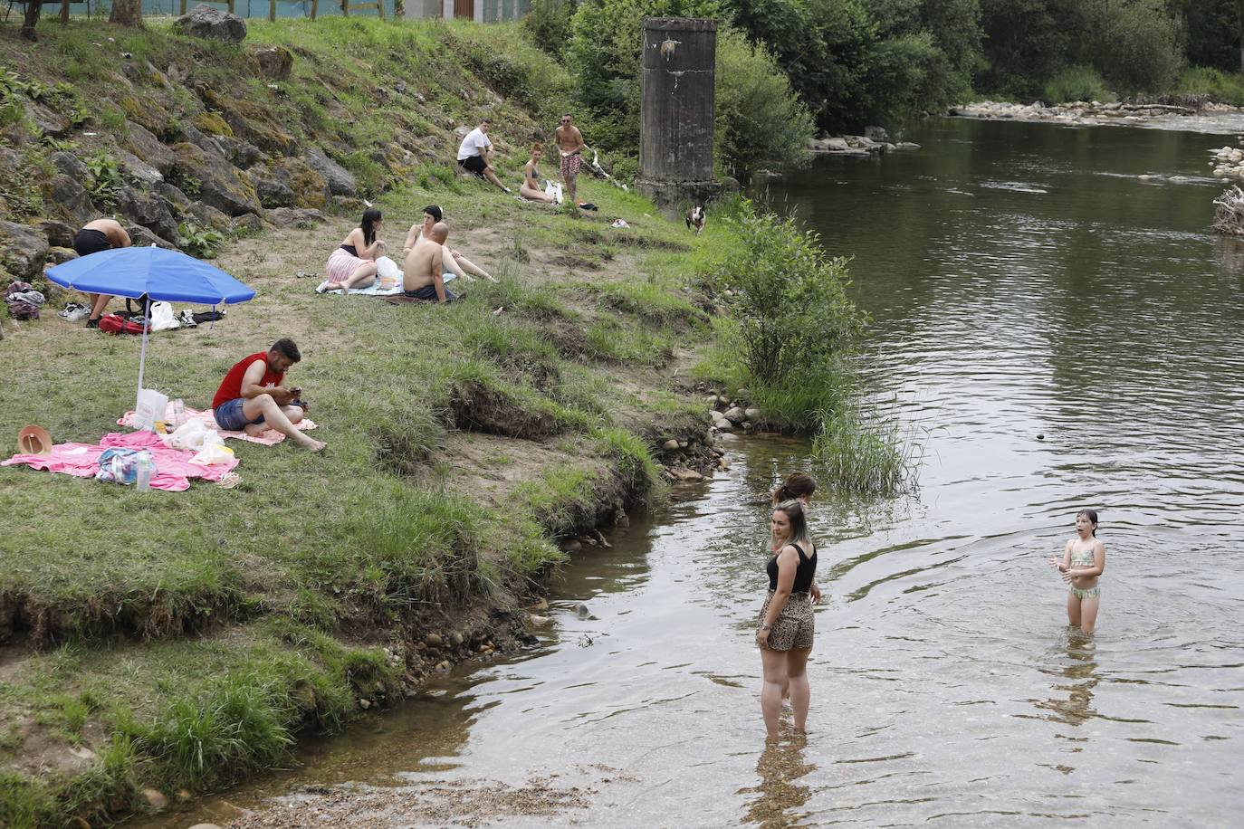 Playas y piscinas abarrotadas en un jueves que supera los 30 grados en prácticamente todos los puntos de la región y que terminará en tormentas dispersas.