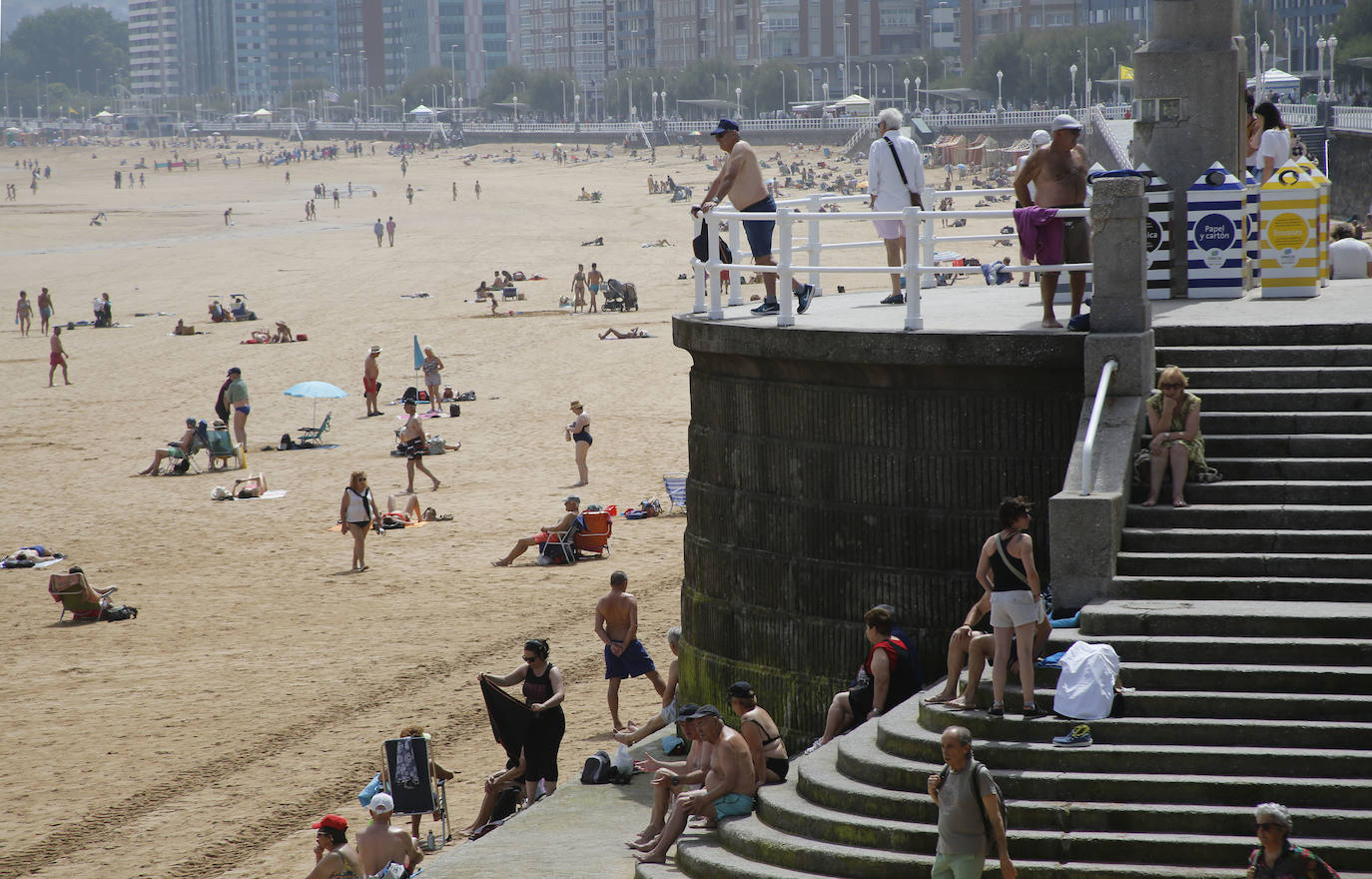 Playas y piscinas abarrotadas en un jueves que supera los 30 grados en prácticamente todos los puntos de la región y que terminará en tormentas dispersas.