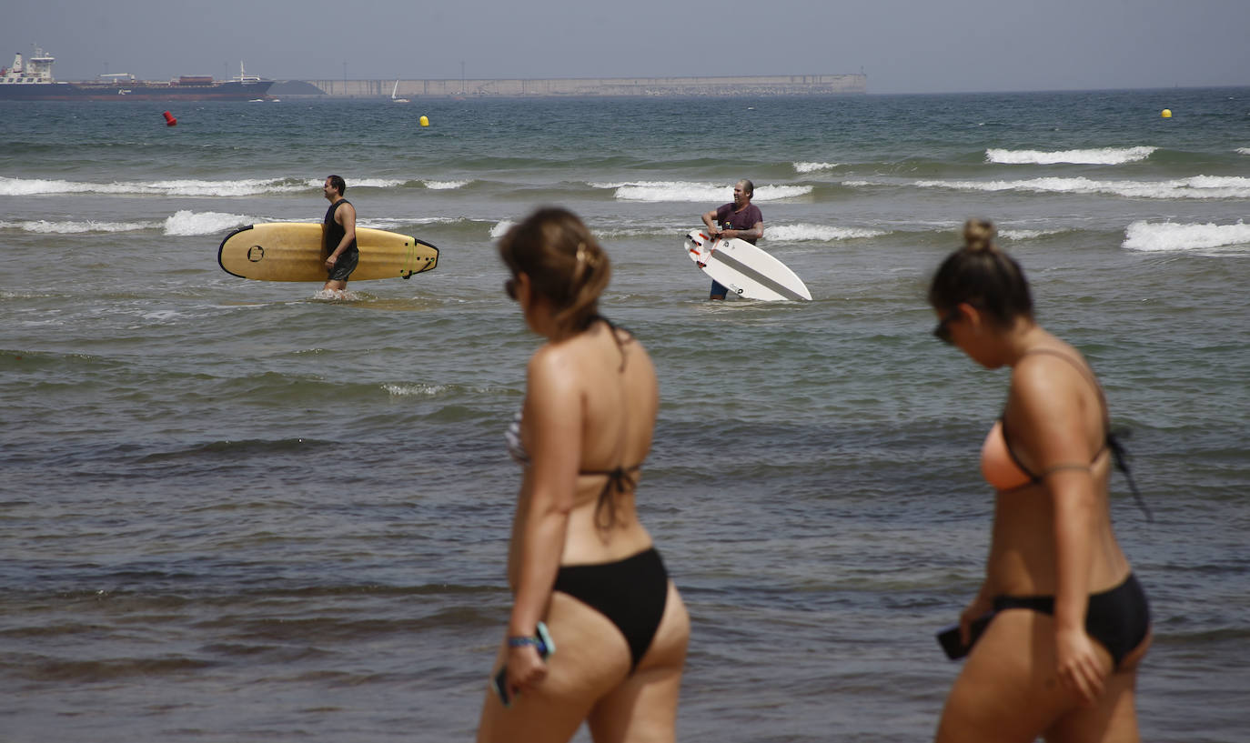 Playas y piscinas abarrotadas en un jueves que supera los 30 grados en prácticamente todos los puntos de la región y que terminará en tormentas dispersas.