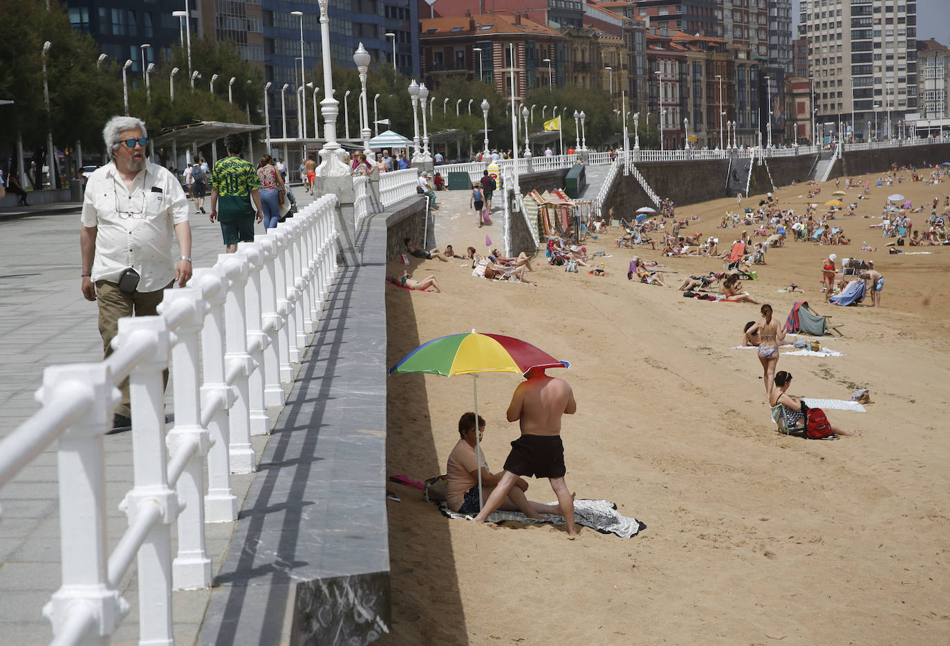 Playas y piscinas abarrotadas en un jueves que supera los 30 grados en prácticamente todos los puntos de la región y que terminará en tormentas dispersas.