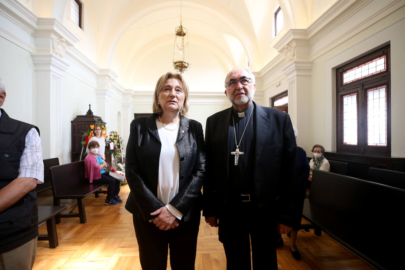 Políticos, sindicalistas, religiosos y muchos fieles han pasado por la capilla ardiente de Gabino Díaz Merchán, en el Palacio Episcopal de Oviedo. 