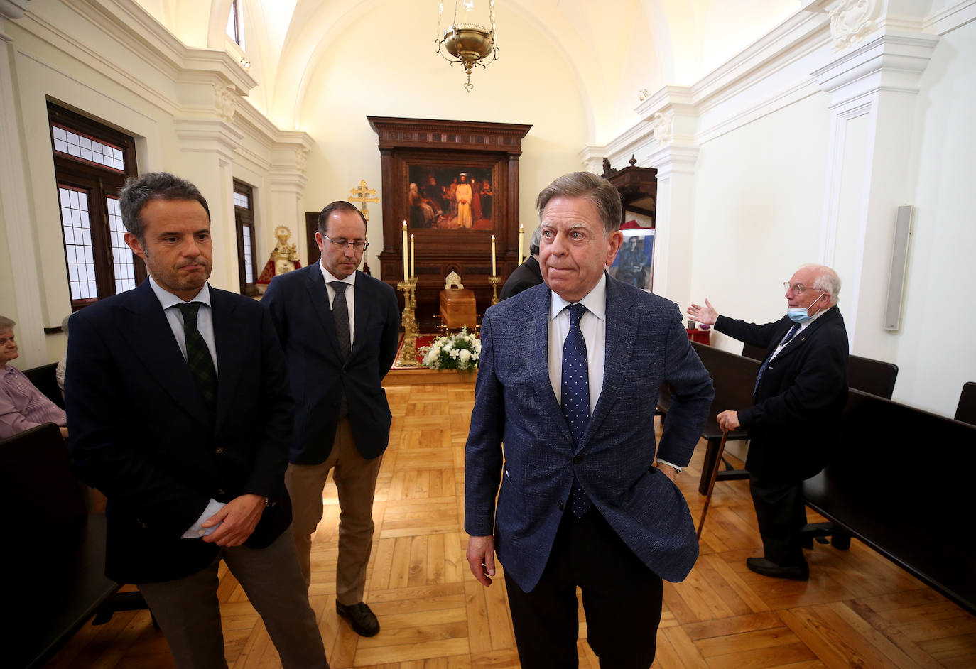 Políticos, sindicalistas, religiosos y muchos fieles han pasado por la capilla ardiente de Gabino Díaz Merchán, en el Palacio Episcopal de Oviedo. 