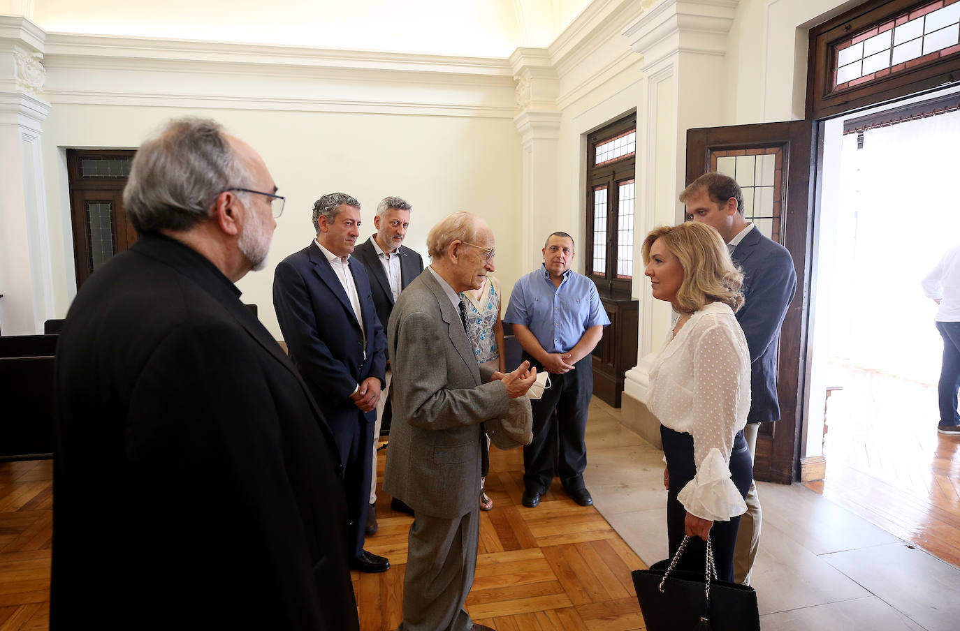 Políticos, sindicalistas, religiosos y muchos fieles han pasado por la capilla ardiente de Gabino Díaz Merchán, en el Palacio Episcopal de Oviedo. 