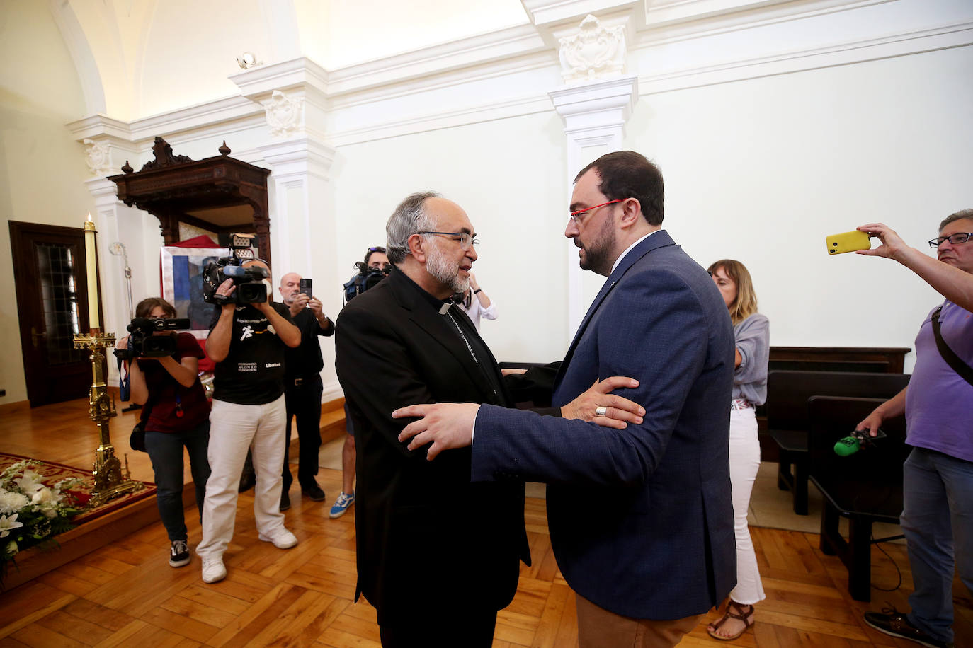 Políticos, sindicalistas, religiosos y muchos fieles han pasado por la capilla ardiente de Gabino Díaz Merchán, en el Palacio Episcopal de Oviedo. 