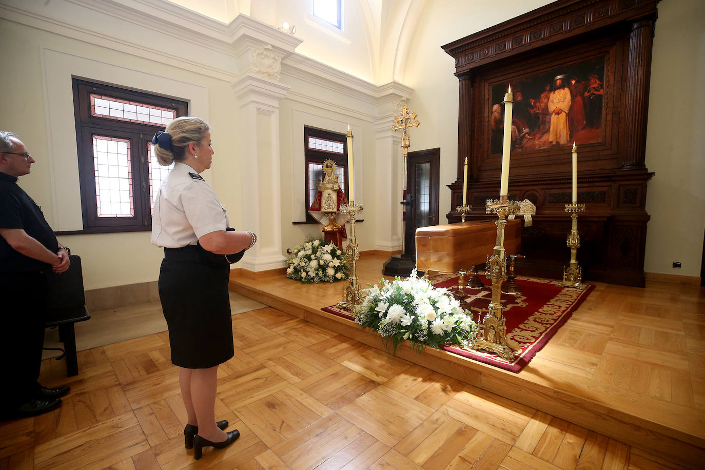 Políticos, sindicalistas, religiosos y muchos fieles han pasado por la capilla ardiente de Gabino Díaz Merchán, en el Palacio Episcopal de Oviedo. 