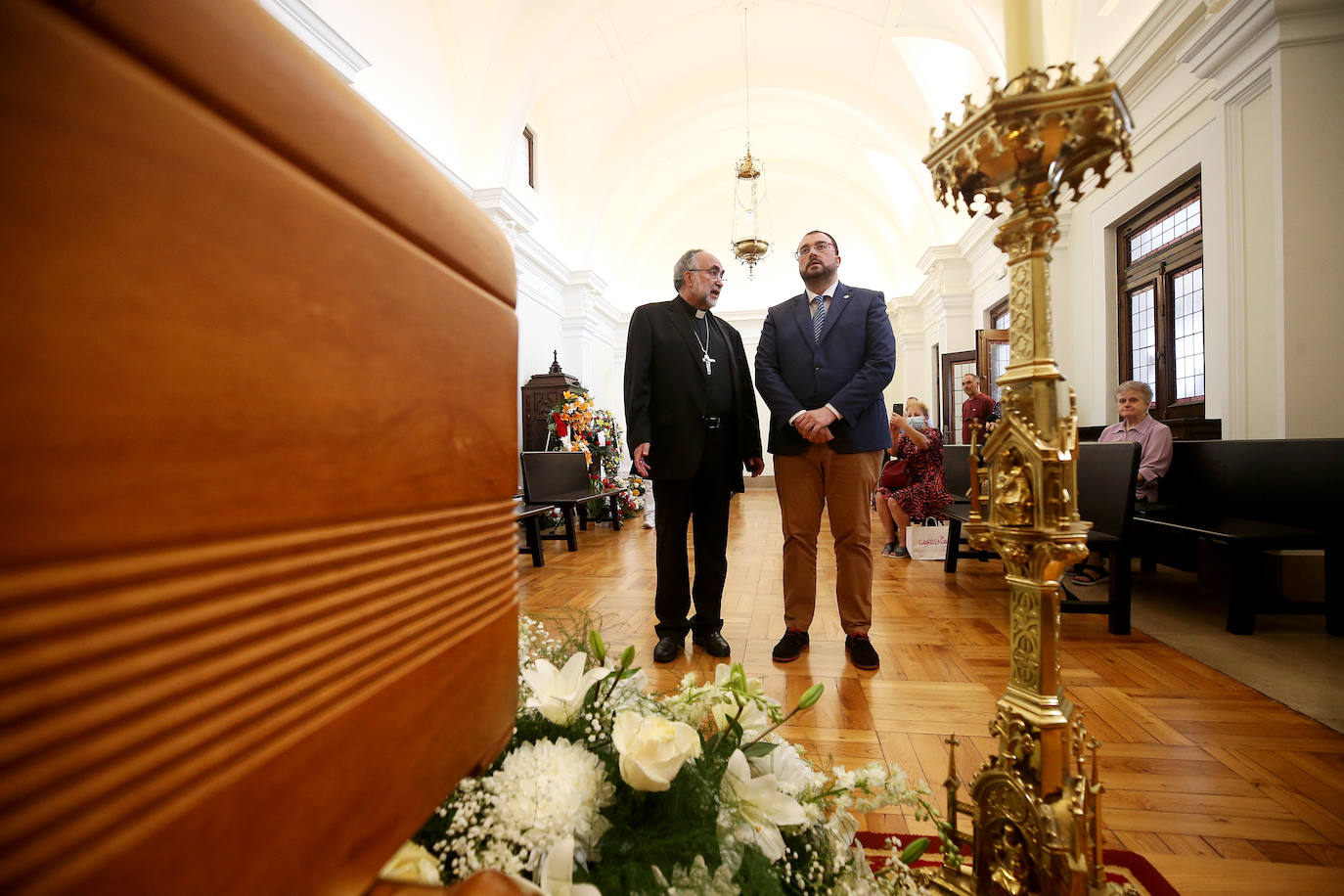 Políticos, sindicalistas, religiosos y muchos fieles han pasado por la capilla ardiente de Gabino Díaz Merchán, en el Palacio Episcopal de Oviedo. 