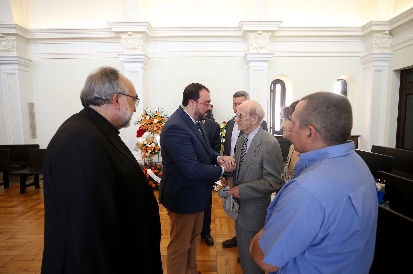 Políticos, sindicalistas, religiosos y muchos fieles han pasado por la capilla ardiente de Gabino Díaz Merchán, en el Palacio Episcopal de Oviedo. 