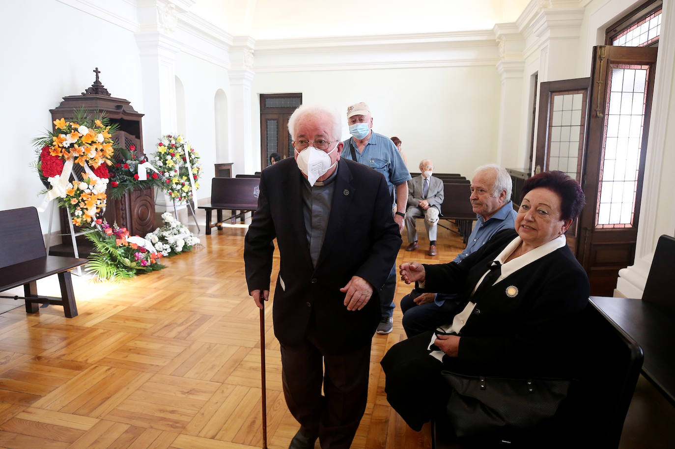 Políticos, sindicalistas, religiosos y muchos fieles han pasado por la capilla ardiente de Gabino Díaz Merchán, en el Palacio Episcopal de Oviedo. 