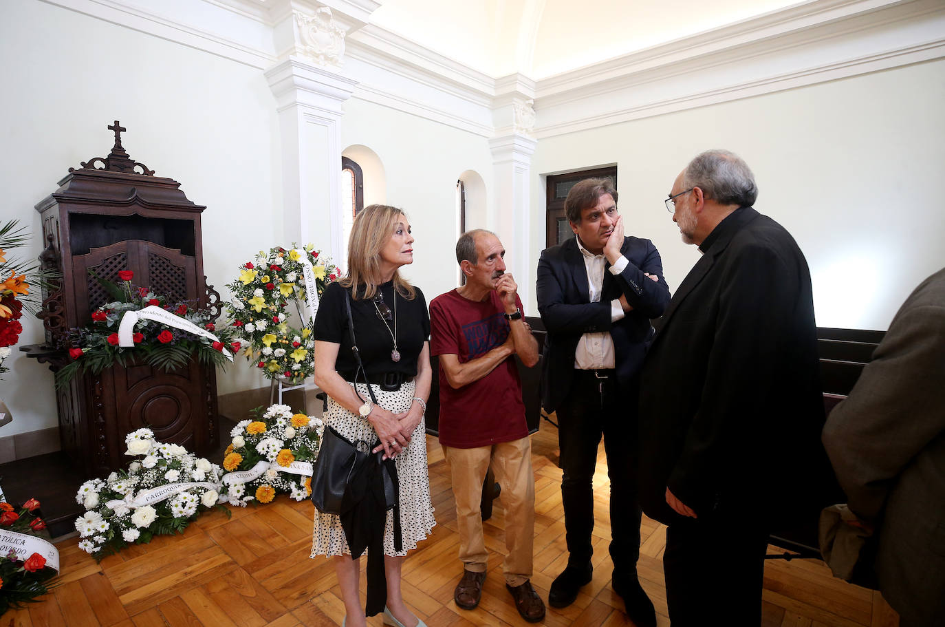 Políticos, sindicalistas, religiosos y muchos fieles han pasado por la capilla ardiente de Gabino Díaz Merchán, en el Palacio Episcopal de Oviedo. 