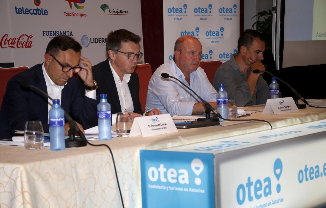 De izquierda a derecha, la ejecutiva de Otea: Fernando Corral, José Luis Álvarez Almeida, Javier Martínez y David González. 