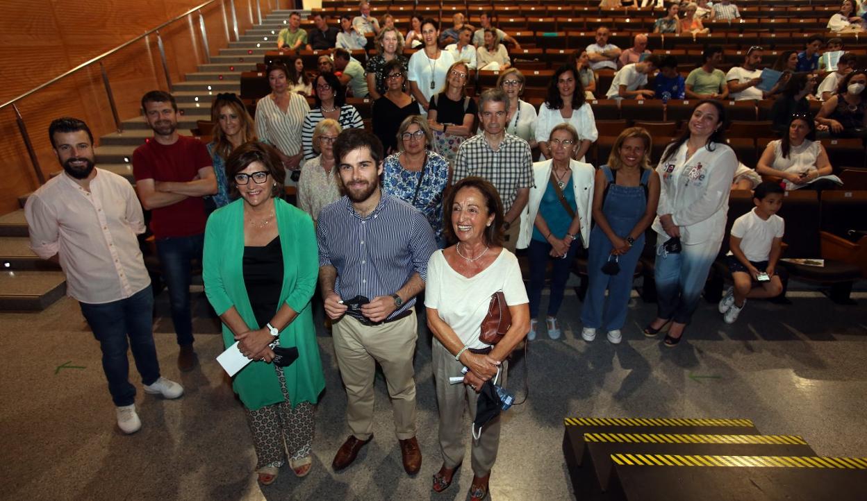 En primera línea, de izquierda a derecha, Marta Requejo, Francisco Martínez y Rosa García, acompañados de la directiva de la asociación de vecinos y otras mujeres que confeccionaron mascarillas. 