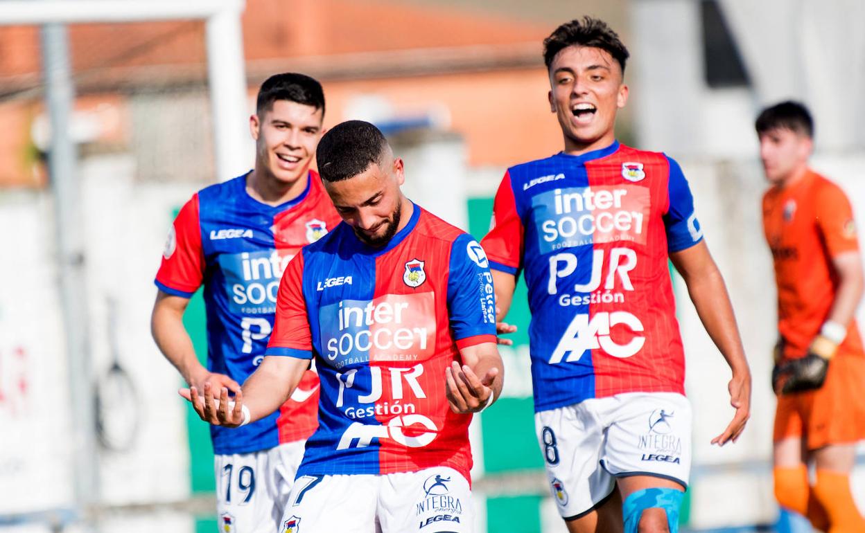 Rabii Merouani celebra un gol con el Langreo. 