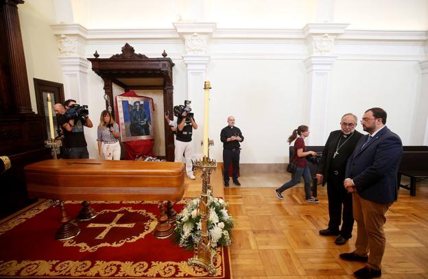 Adrián Barbón, en la capilla ardiente del arzobispo emérito Gabino Díaz Merchán 