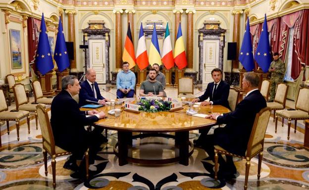 El primer ministro de Italia, Mario Draghi, el canciller alemán Olaf Scholz, el presidente ucraniano Volodymyr Zelenski, el presidente francés Emmanuel Macron y el presidente rumano Klaus Iohannis reunidos en Kiev.