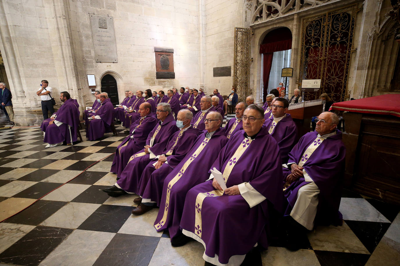 Cientos de personas han querido dar su último adiós a Gabino Díaz Merchán, arzobispo emérito, en la Catedral de la capital asturiana. El actual arzobispo de Oviedo, Sanz Montes, ha pronunciado una sentida homilía. «Que la Santina a la que tiernamente amó le acompañe en este último viaje. Las campanas suenan tristes hoy. Descanse en paz, Don Gabino. Que nos veamos en el cielo», ha dicho. 