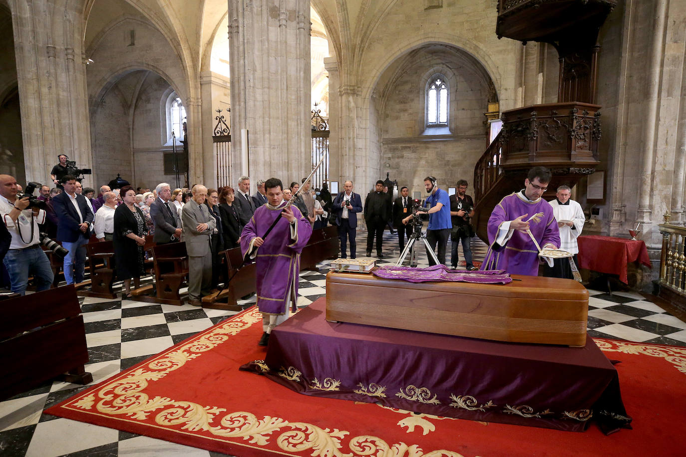 Cientos de personas han querido dar su último adiós a Gabino Díaz Merchán, arzobispo emérito, en la Catedral de la capital asturiana. El actual arzobispo de Oviedo, Sanz Montes, ha pronunciado una sentida homilía. «Que la Santina a la que tiernamente amó le acompañe en este último viaje. Las campanas suenan tristes hoy. Descanse en paz, Don Gabino. Que nos veamos en el cielo», ha dicho. 