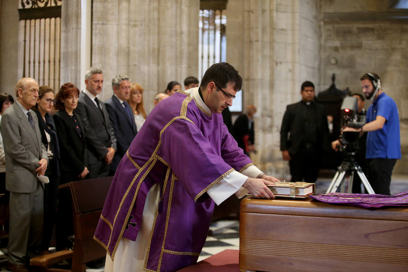 Cientos de personas han querido dar su último adiós a Gabino Díaz Merchán, arzobispo emérito, en la Catedral de la capital asturiana. El actual arzobispo de Oviedo, Sanz Montes, ha pronunciado una sentida homilía. «Que la Santina a la que tiernamente amó le acompañe en este último viaje. Las campanas suenan tristes hoy. Descanse en paz, Don Gabino. Que nos veamos en el cielo», ha dicho. 