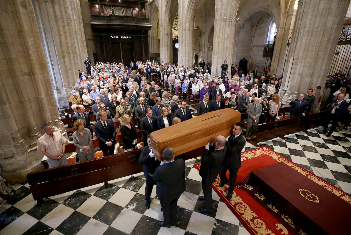 Cientos de personas han querido dar su último adiós a Gabino Díaz Merchán, arzobispo emérito, en la Catedral de la capital asturiana. El actual arzobispo de Oviedo, Sanz Montes, ha pronunciado una sentida homilía. «Que la Santina a la que tiernamente amó le acompañe en este último viaje. Las campanas suenan tristes hoy. Descanse en paz, Don Gabino. Que nos veamos en el cielo», ha dicho. 