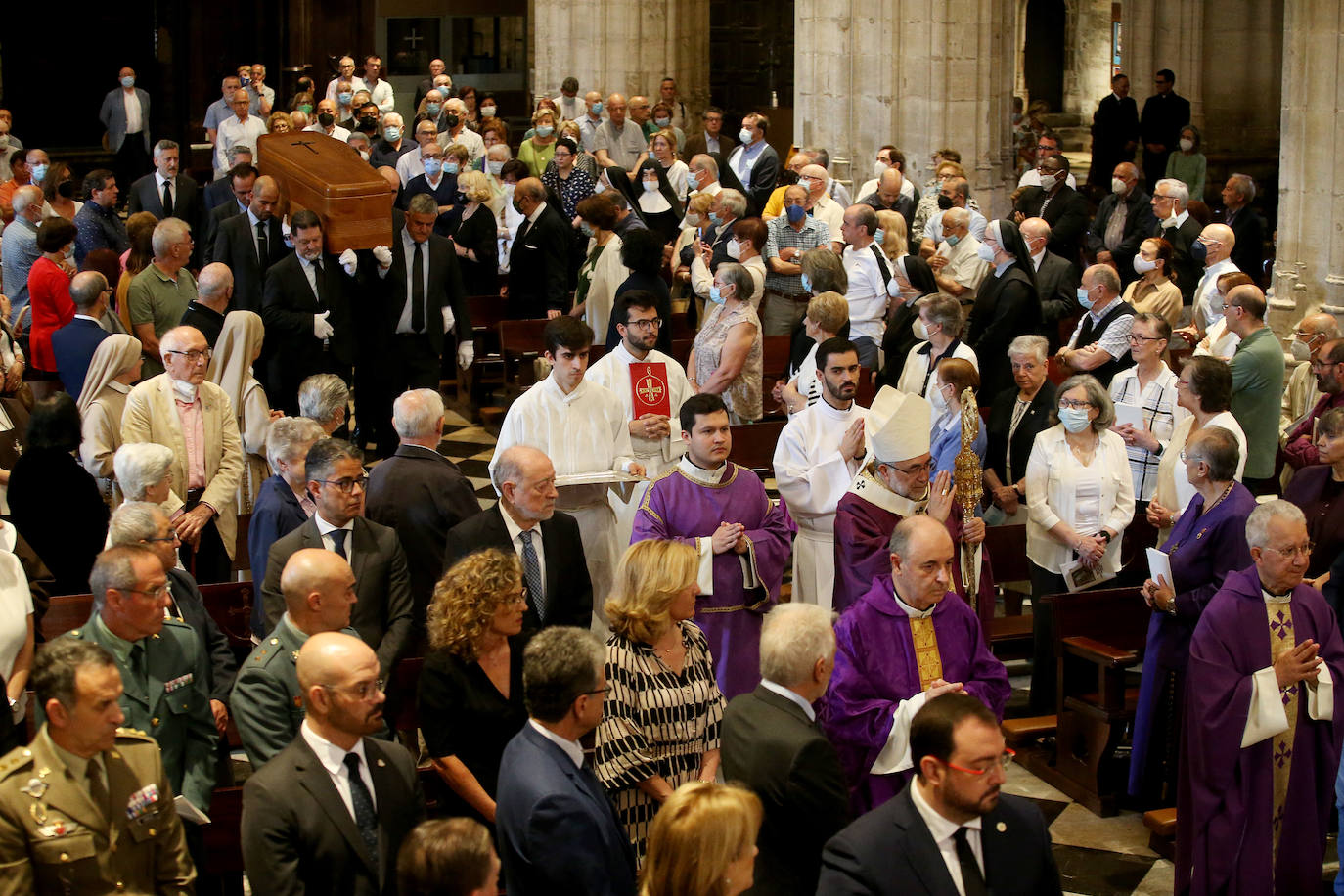 Cientos de personas han querido dar su último adiós a Gabino Díaz Merchán, arzobispo emérito, en la Catedral de la capital asturiana. El actual arzobispo de Oviedo, Sanz Montes, ha pronunciado una sentida homilía. «Que la Santina a la que tiernamente amó le acompañe en este último viaje. Las campanas suenan tristes hoy. Descanse en paz, Don Gabino. Que nos veamos en el cielo», ha dicho. 