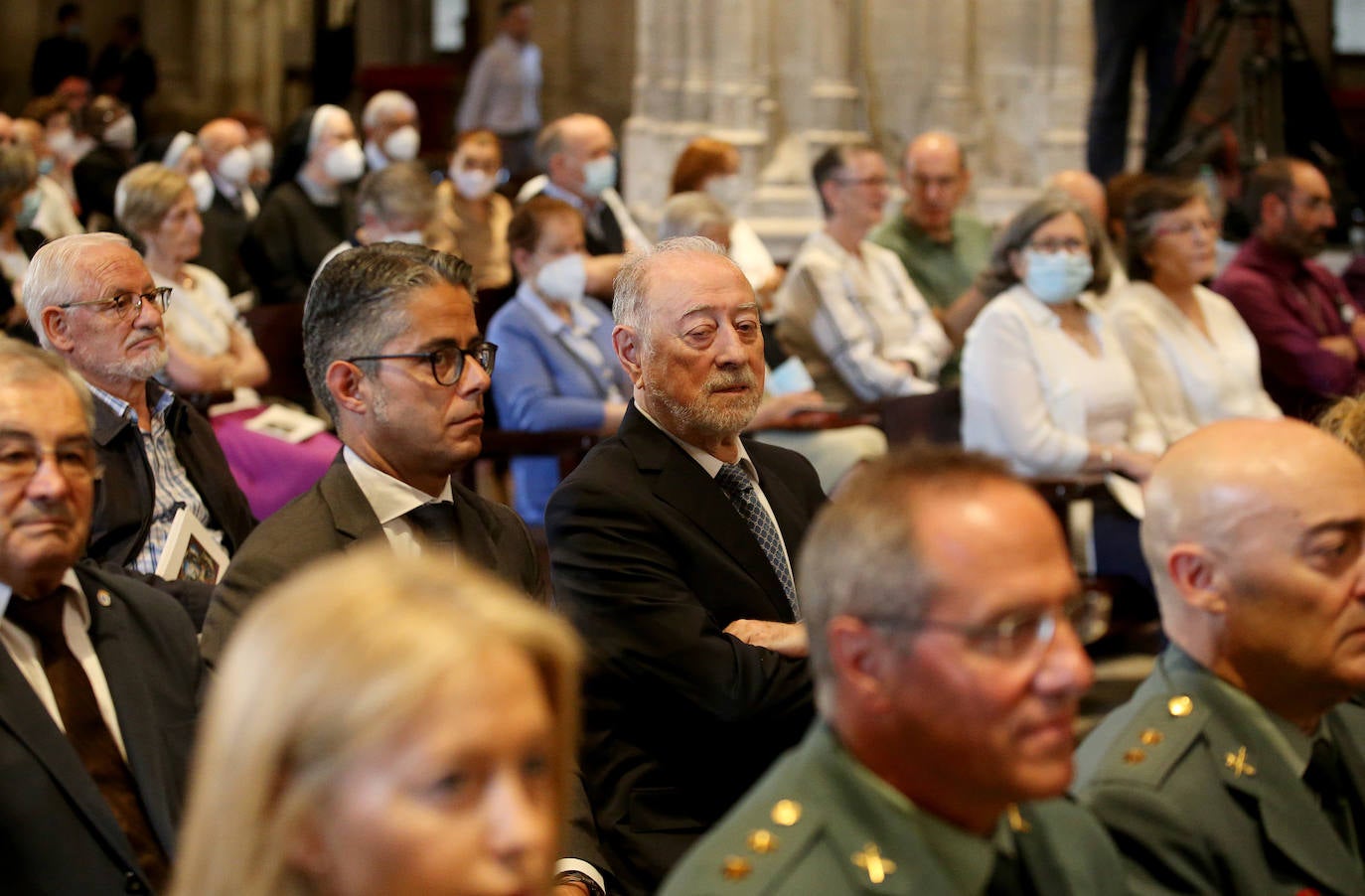 Cientos de personas han querido dar su último adiós a Gabino Díaz Merchán, arzobispo emérito, en la Catedral de la capital asturiana. El actual arzobispo de Oviedo, Sanz Montes, ha pronunciado una sentida homilía. «Que la Santina a la que tiernamente amó le acompañe en este último viaje. Las campanas suenan tristes hoy. Descanse en paz, Don Gabino. Que nos veamos en el cielo», ha dicho. 