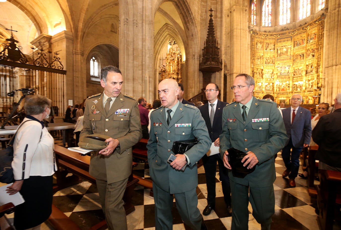 Cientos de personas han querido dar su último adiós a Gabino Díaz Merchán, arzobispo emérito, en la Catedral de la capital asturiana. El actual arzobispo de Oviedo, Sanz Montes, ha pronunciado una sentida homilía. «Que la Santina a la que tiernamente amó le acompañe en este último viaje. Las campanas suenan tristes hoy. Descanse en paz, Don Gabino. Que nos veamos en el cielo», ha dicho. 