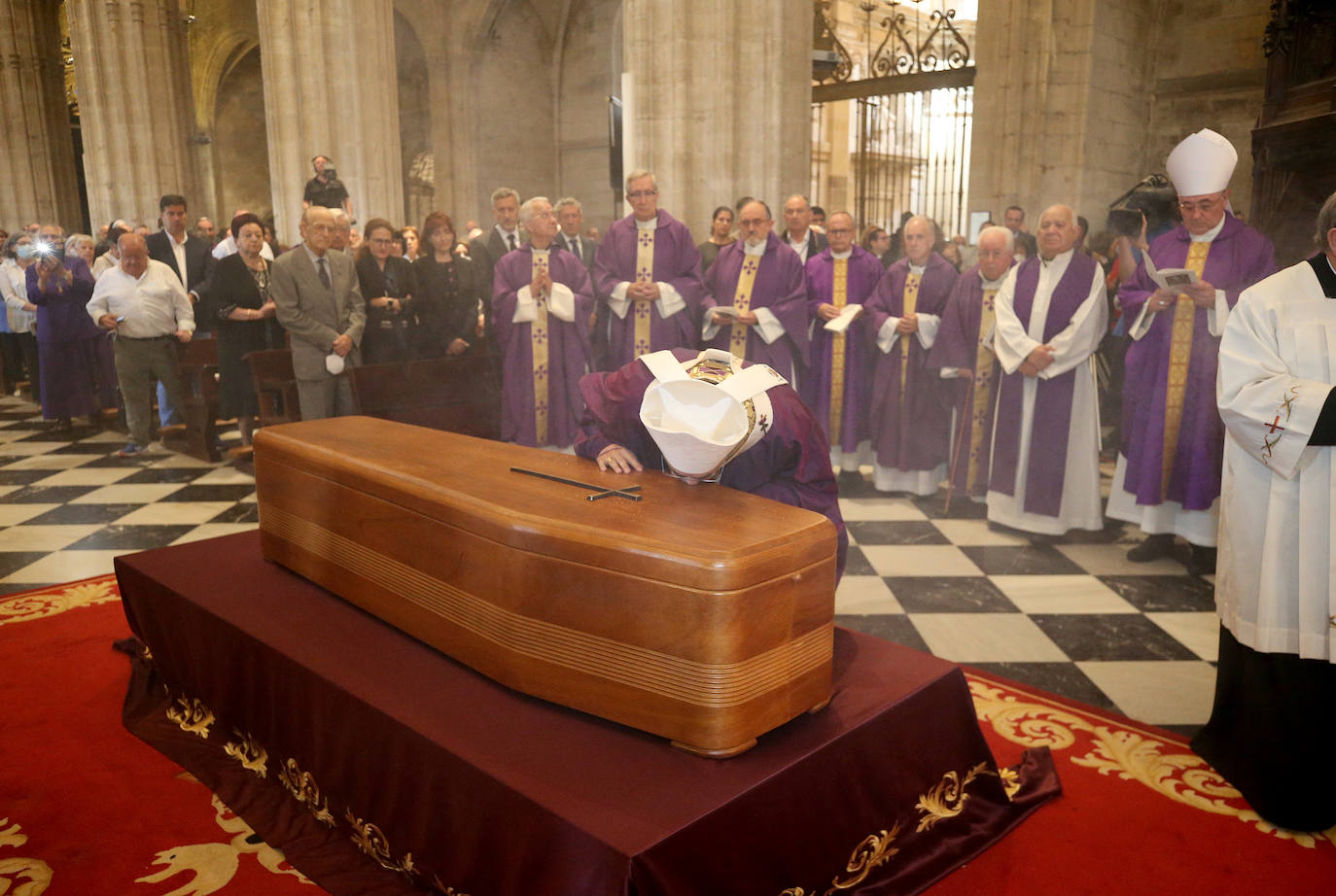 Cientos de personas han querido dar su último adiós a Gabino Díaz Merchán, arzobispo emérito, en la Catedral de la capital asturiana. El actual arzobispo de Oviedo, Sanz Montes, ha pronunciado una sentida homilía. «Que la Santina a la que tiernamente amó le acompañe en este último viaje. Las campanas suenan tristes hoy. Descanse en paz, Don Gabino. Que nos veamos en el cielo», ha dicho. 