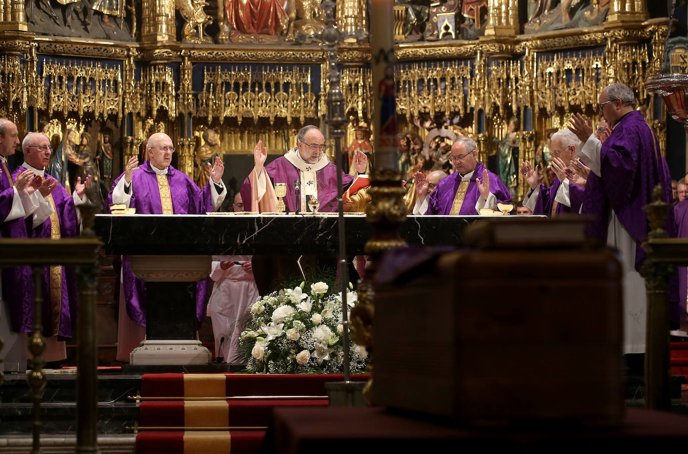 Cientos de personas han querido dar su último adiós a Gabino Díaz Merchán, arzobispo emérito, en la Catedral de la capital asturiana. El actual arzobispo de Oviedo, Sanz Montes, ha pronunciado una sentida homilía. «Que la Santina a la que tiernamente amó le acompañe en este último viaje. Las campanas suenan tristes hoy. Descanse en paz, Don Gabino. Que nos veamos en el cielo», ha dicho. 