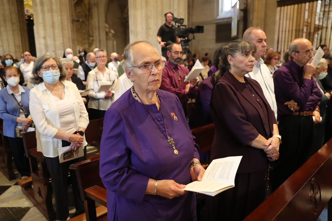 Cientos de personas han querido dar su último adiós a Gabino Díaz Merchán, arzobispo emérito, en la Catedral de la capital asturiana. El actual arzobispo de Oviedo, Sanz Montes, ha pronunciado una sentida homilía. «Que la Santina a la que tiernamente amó le acompañe en este último viaje. Las campanas suenan tristes hoy. Descanse en paz, Don Gabino. Que nos veamos en el cielo», ha dicho. 